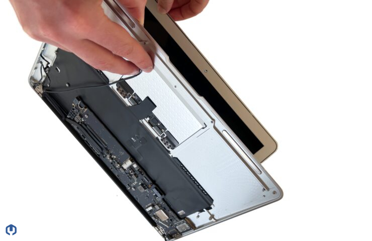 demonter-ecran-macbook-air-A1466